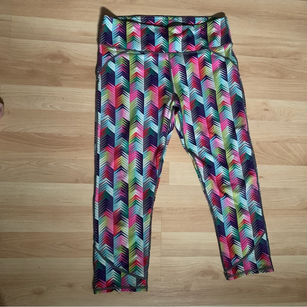 Fabletics Vibrant Chevron Cropped Leggings | Women Medium | Colorful Activewear